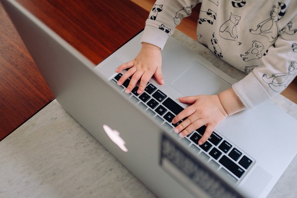 Non, on ne peut toujours pas télétravailler tout en gardant ses enfants !